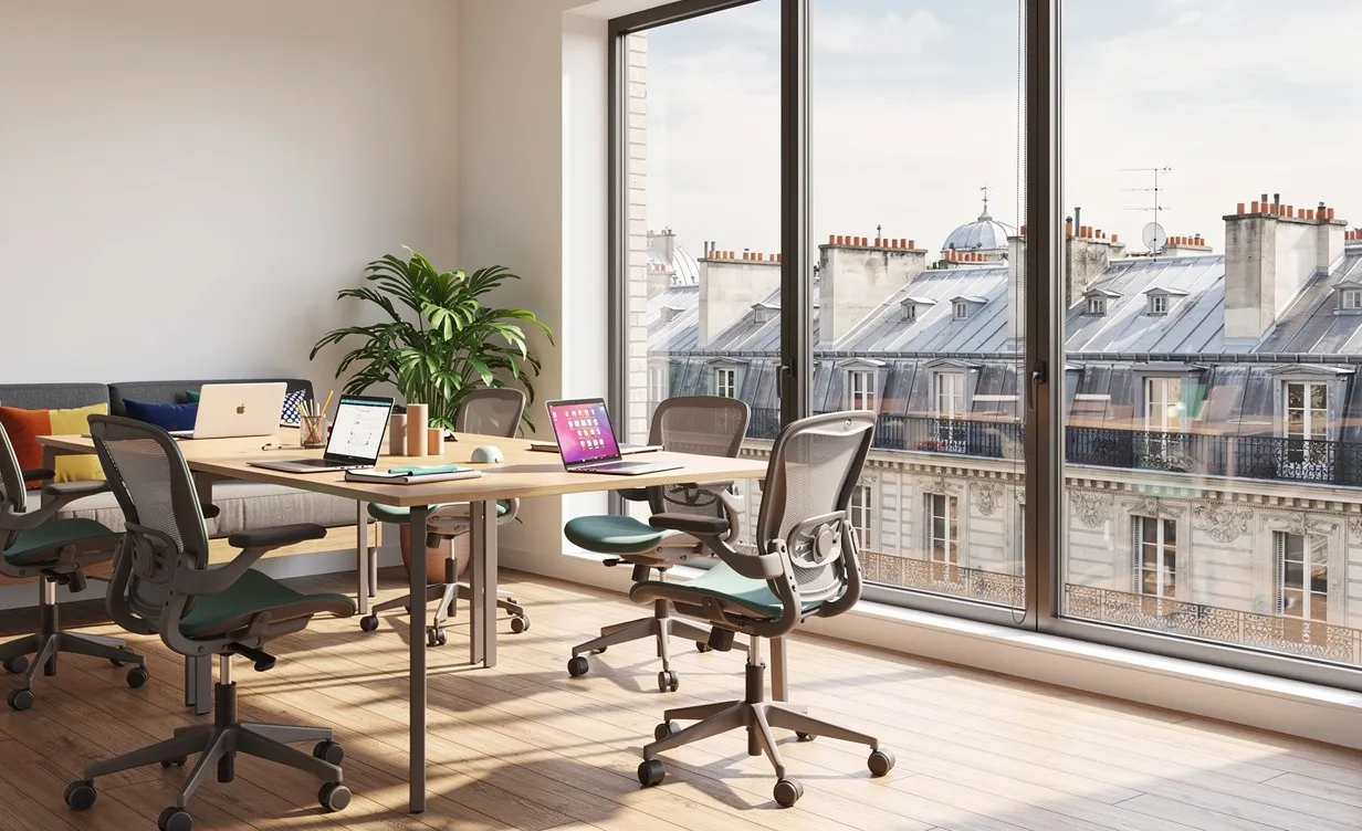 Un espace de coworking élégant à Paris avec des bureaux modernes près de grandes fenêtres donnant sur les toits parisiens sous une lumière douce.